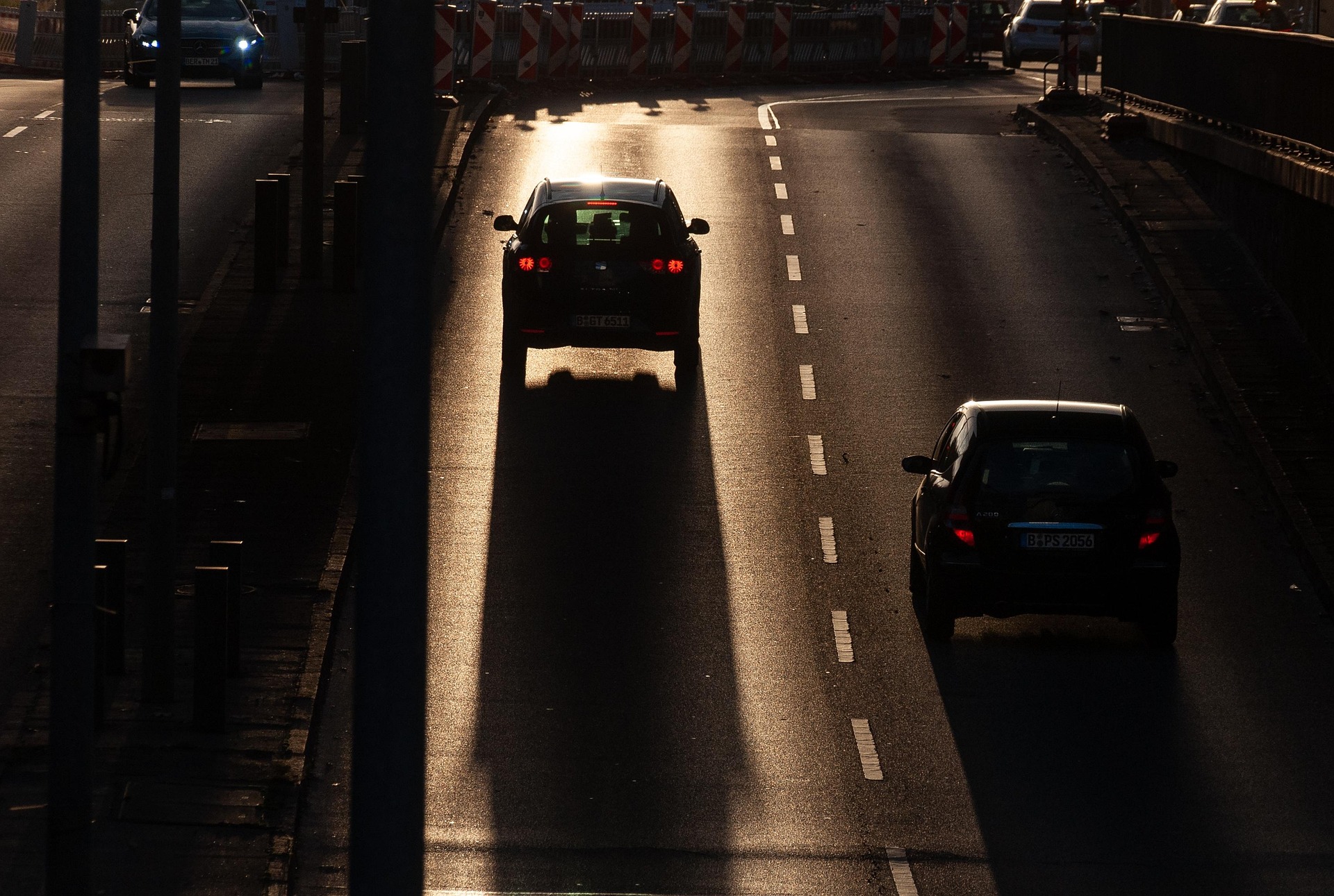 Król lewego pasa – Lanehogging. Co to jest, dlaczego jest groźne i jak z nim walczyć?